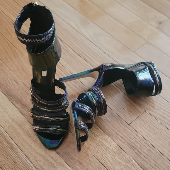 BCBGMaxAzria Black and Gold Heels with Sleek Design - Picture 2 of 4